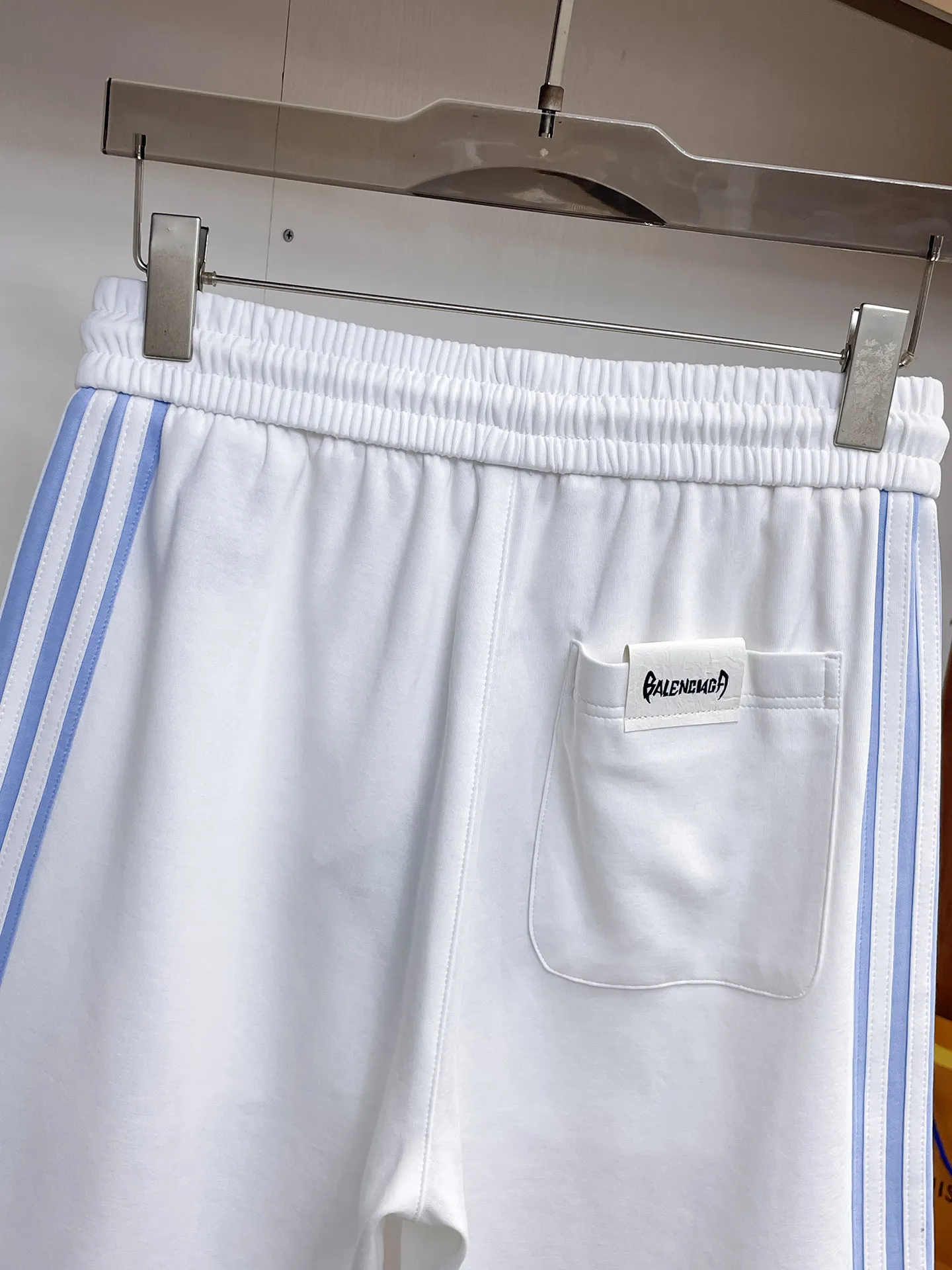 Balenciaga's three-standard complete 2026 summer New Arrival men's casual shorts, advanced custom-made Breathable fabric, Breathable fabric, extremely stretchy and comfortable, impeccable details, top-grade accessories, original logo design concept, delicate and soft feel! The upper body fit is awesome! Size: M-XXXL Please state your height and weight when ordering
